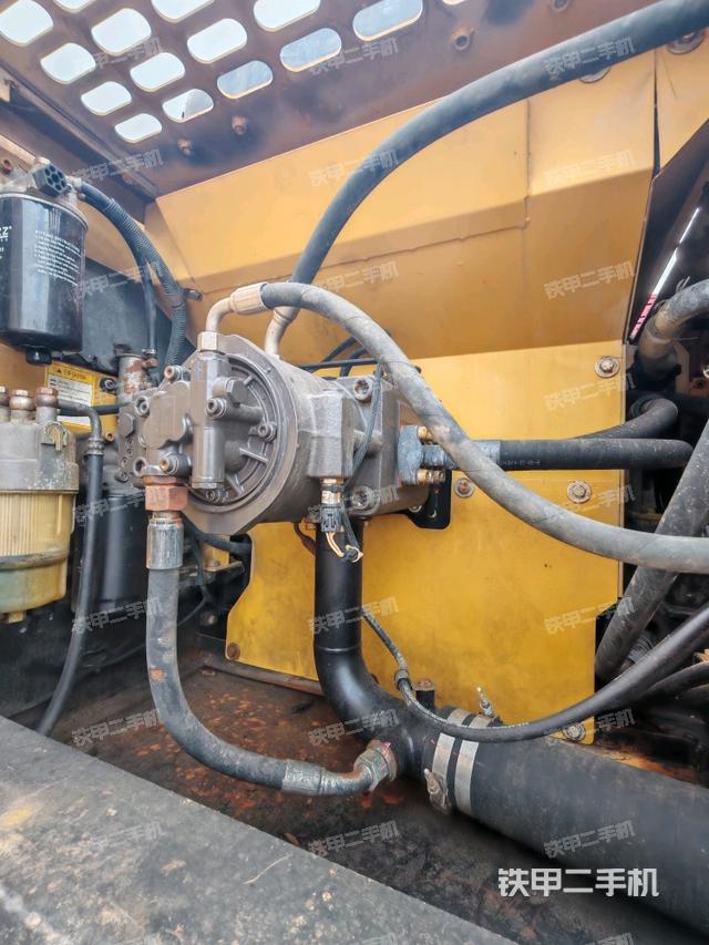 液壓泵艙室正面整體(整機(jī)外觀) 液壓泵艙室正面整體(整機(jī)外觀)