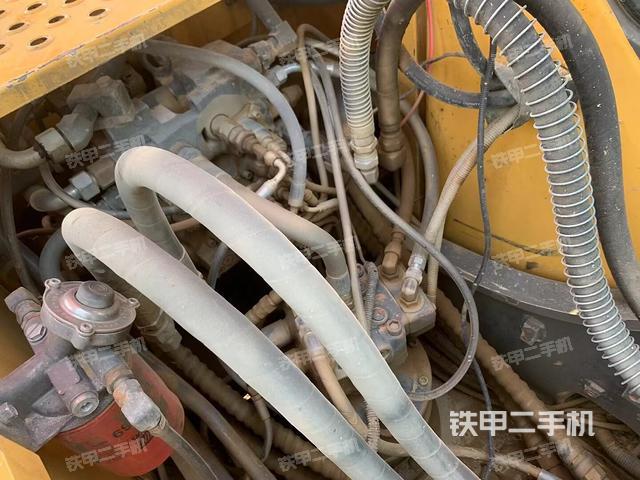 回轉(zhuǎn)馬達(dá)和主控閥(整機(jī)外觀) 回轉(zhuǎn)馬達(dá)和主控閥(整機(jī)外觀)