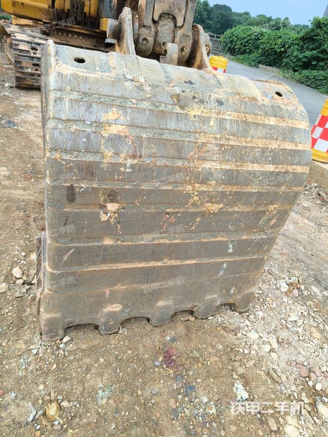 小臂整体左后(工作和回转装置) 小臂整体左后(工作和回转装置)