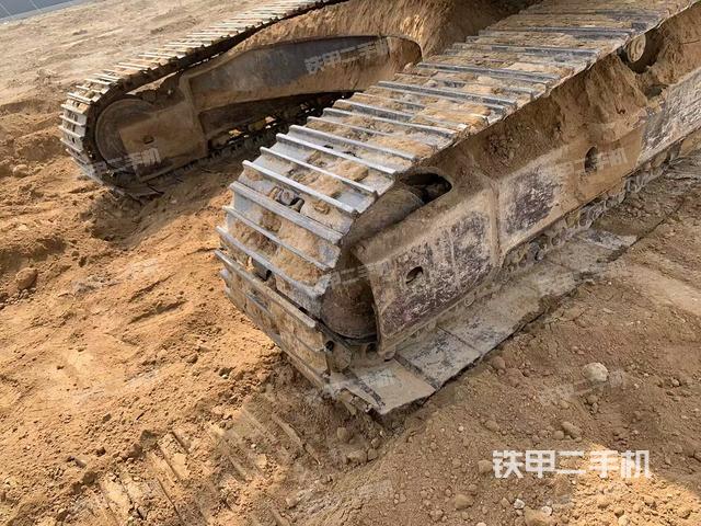 單側(cè)履帶整體(整機(jī)外觀) 單側(cè)履帶整體(整機(jī)外觀)