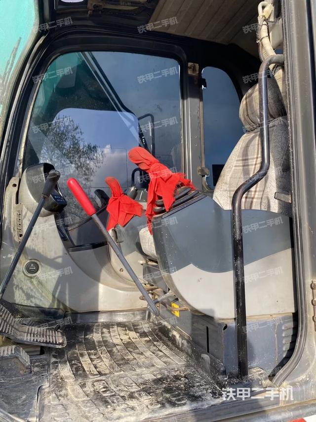驾驶室整体(整机外观) 驾驶室整体(整机外观)