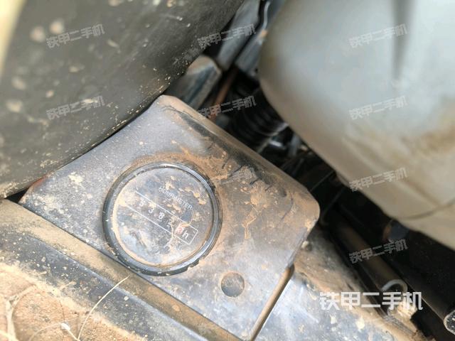 行走控制手柄和踏板 俯拍(驾驶室部分) 行走控制手柄和踏板 俯拍(驾驶室部分)