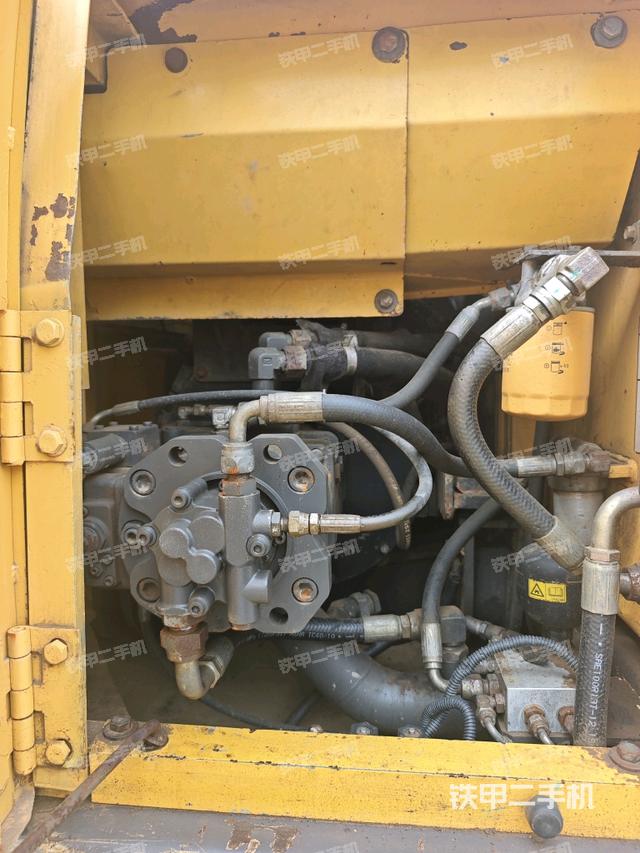 液壓泵艙室正面整體(整機(jī)外觀) 液壓泵艙室正面整體(整機(jī)外觀)