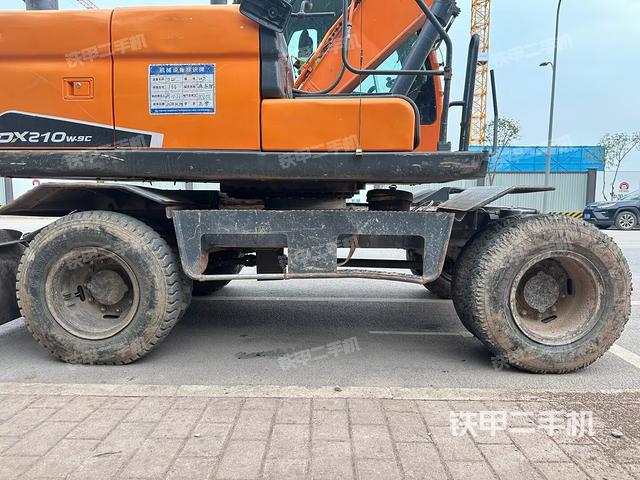 左侧履带整体 (行走机构) 左侧履带整体 (行走机构)