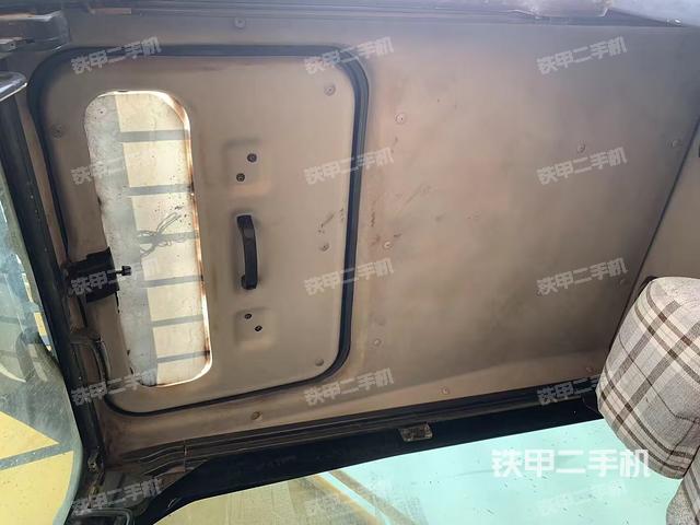 駕駛室頂部(整機(jī)外觀) 駕駛室頂部(整機(jī)外觀)