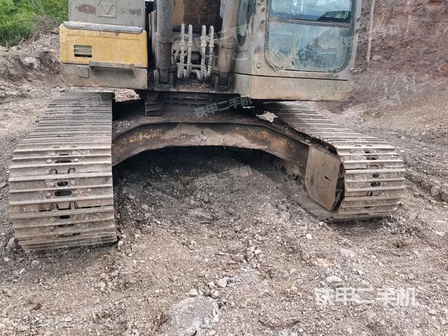 轉(zhuǎn)盤(pán)和下車(chē)架正前(工作和回轉(zhuǎn)裝置) 轉(zhuǎn)盤(pán)和下車(chē)架正前(工作和回轉(zhuǎn)裝置)