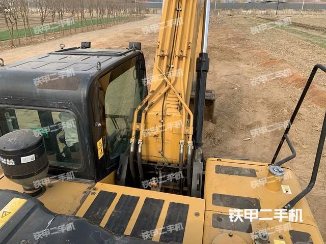 駕駛室頂部(整機(jī)外觀) 駕駛室頂部(整機(jī)外觀)
