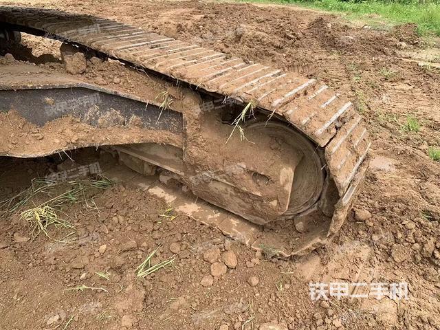 單側(cè)履帶整體(整機(jī)外觀) 單側(cè)履帶整體(整機(jī)外觀)