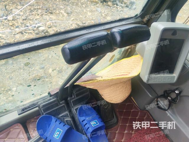 行走控制手柄和踏板?俯拍(駕駛室部分) 行走控制手柄和踏板?俯拍(駕駛室部分)