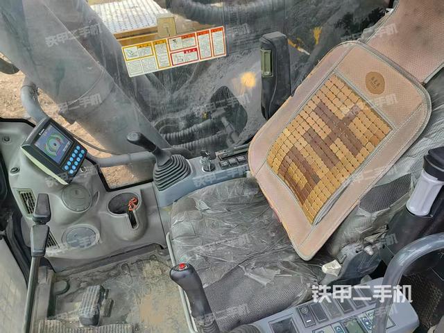 駕駛室整體(整機(jī)外觀) 駕駛室整體(整機(jī)外觀)