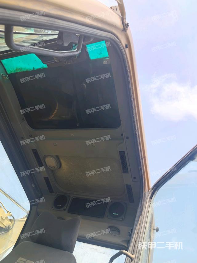 驾驶室顶部(整机外观) 驾驶室顶部(整机外观)