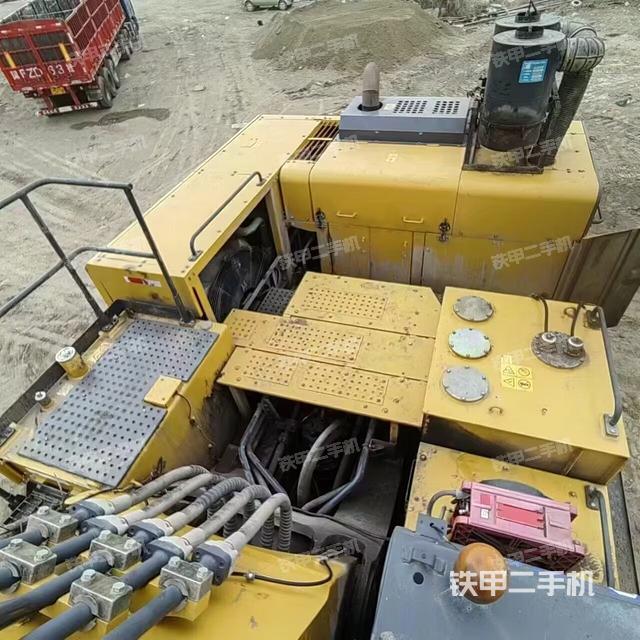 回转马达和主控阀(整机外观) 回转马达和主控阀(整机外观)