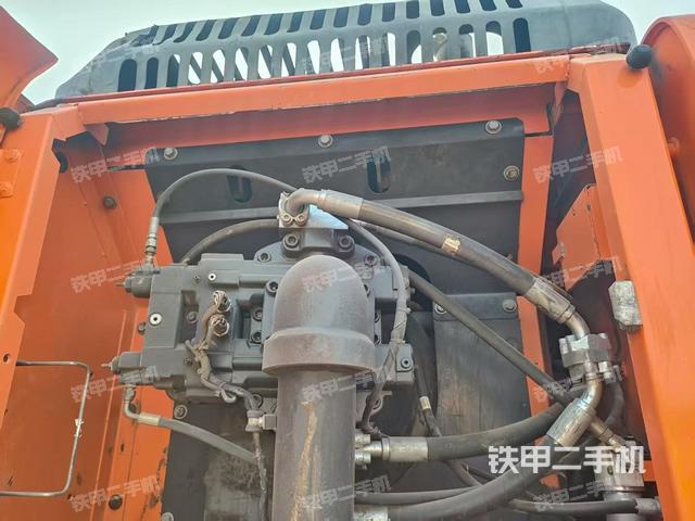 液压泵舱室正面整体(整机外观) 液压泵舱室正面整体(整机外观)