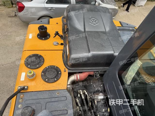 液压泵舱室正面整体(整机外观) 液压泵舱室正面整体(整机外观)