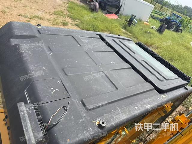 駕駛室頂部(整機(jī)外觀) 駕駛室頂部(整機(jī)外觀)