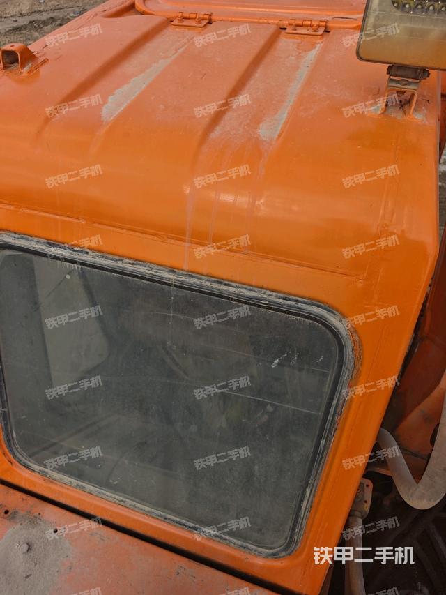 駕駛室頂部(整機(jī)外觀) 駕駛室頂部(整機(jī)外觀)