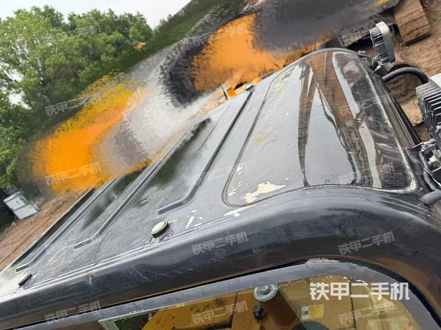 駕駛室頂部(整機(jī)外觀) 駕駛室頂部(整機(jī)外觀)
