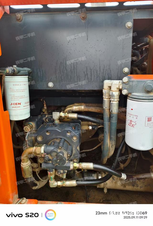 液壓泵艙室正面整體(整機外觀) 液壓泵艙室正面整體(整機外觀)