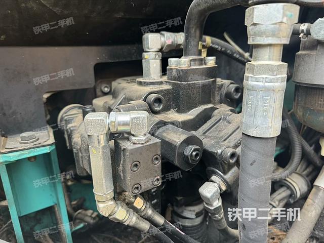 液壓泵艙室正面整體(整機外觀) 液壓泵艙室正面整體(整機外觀)