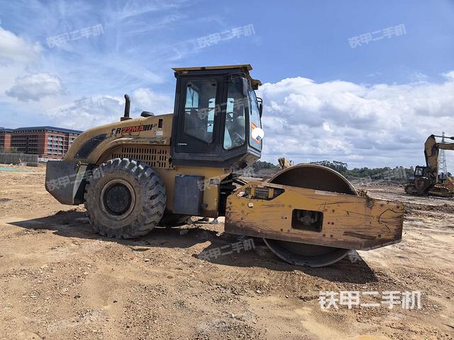 右前45°(压路机整机外观) 右前45°(压路机整机外观)