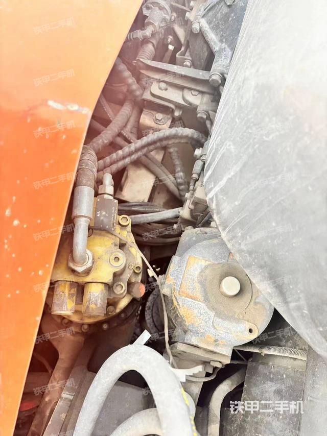 液压泵舱室正面整体(整机外观) 液压泵舱室正面整体(整机外观)