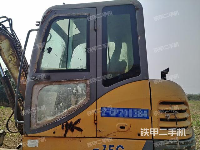 駕駛室整體(整機(jī)外觀) 駕駛室整體(整機(jī)外觀)