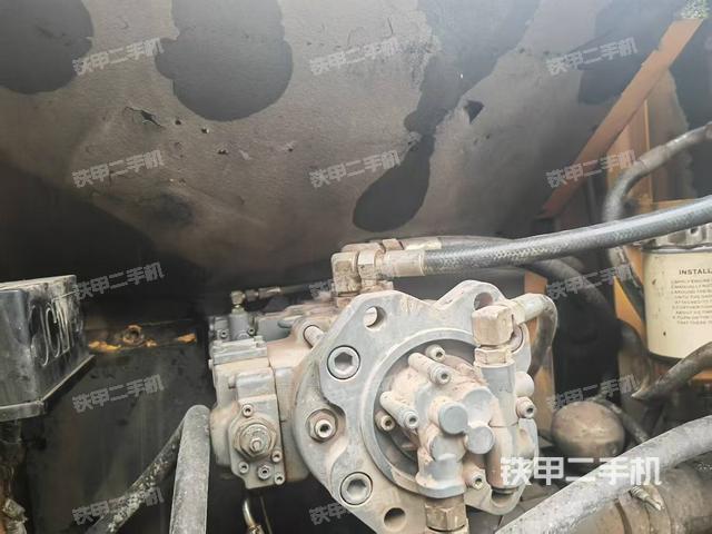 液压泵舱室正面整体(整机外观) 液压泵舱室正面整体(整机外观)