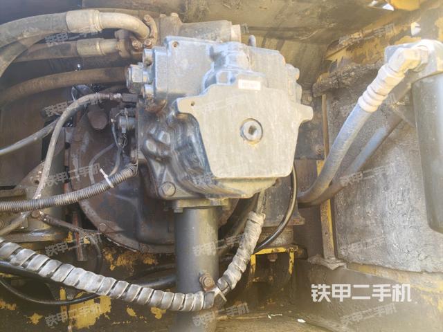 液壓泵艙室正面整體(整機外觀) 液壓泵艙室正面整體(整機外觀)