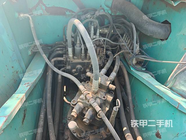 回转马达和主控阀(整机外观) 回转马达和主控阀(整机外观)