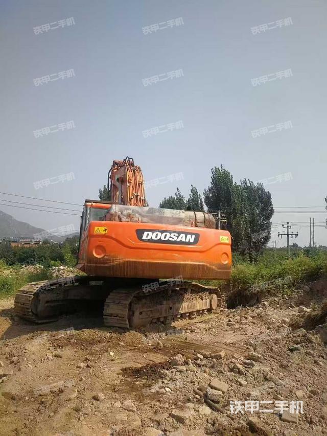 駕駛室頂部(整機(jī)外觀) 駕駛室頂部(整機(jī)外觀)