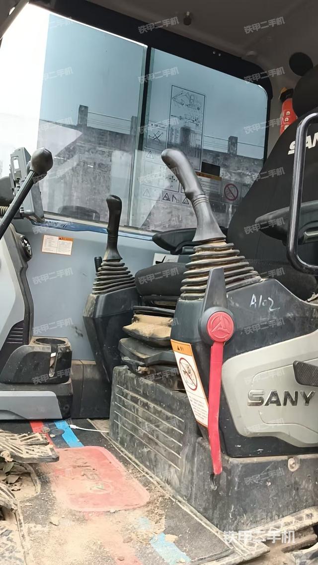 駕駛室整體(整機(jī)外觀) 駕駛室整體(整機(jī)外觀)