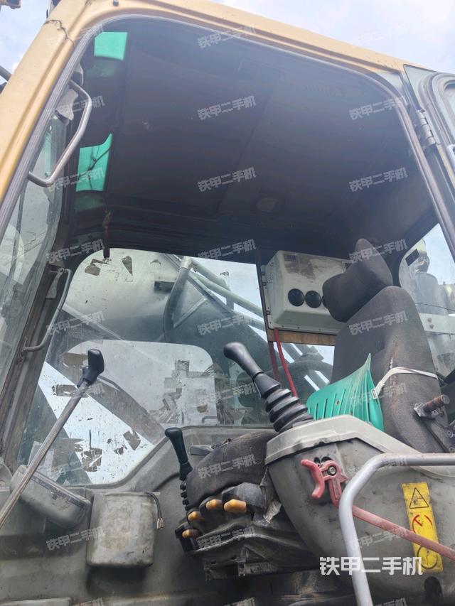 駕駛室整體(整機外觀) 駕駛室整體(整機外觀)