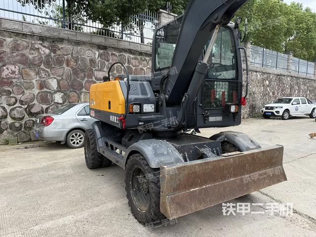 驾驶室整体(整机外观) 驾驶室整体(整机外观)