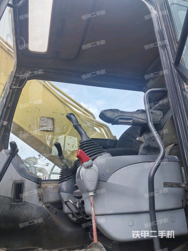 駕駛室整體(整機外觀) 駕駛室整體(整機外觀)