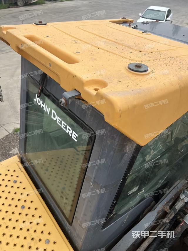 駕駛室頂部(整機(jī)外觀) 駕駛室頂部(整機(jī)外觀)