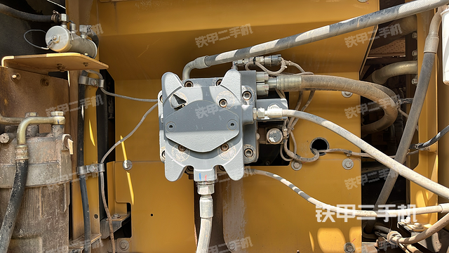 液壓泵艙室正面整體(整機外觀) 液壓泵艙室正面整體(整機外觀)