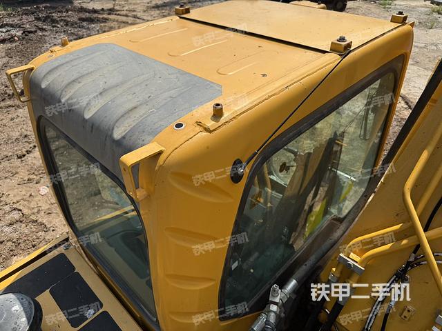 驾驶室顶部(整机外观) 驾驶室顶部(整机外观)