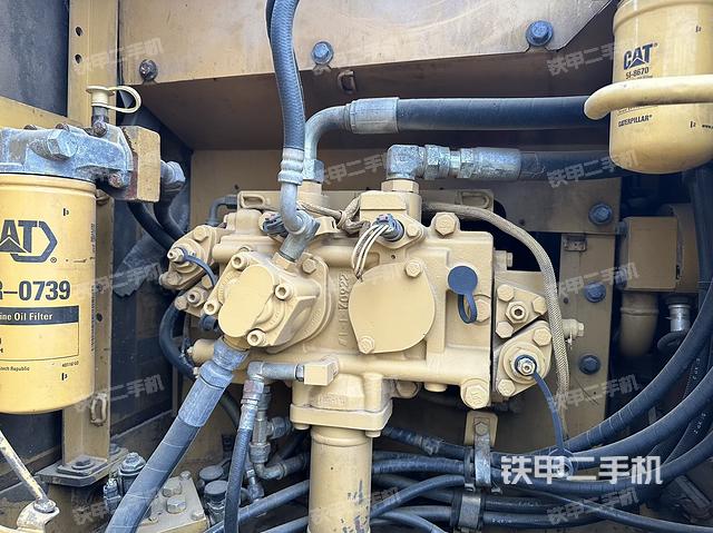 液压泵舱室正面整体(整机外观) 液压泵舱室正面整体(整机外观)
