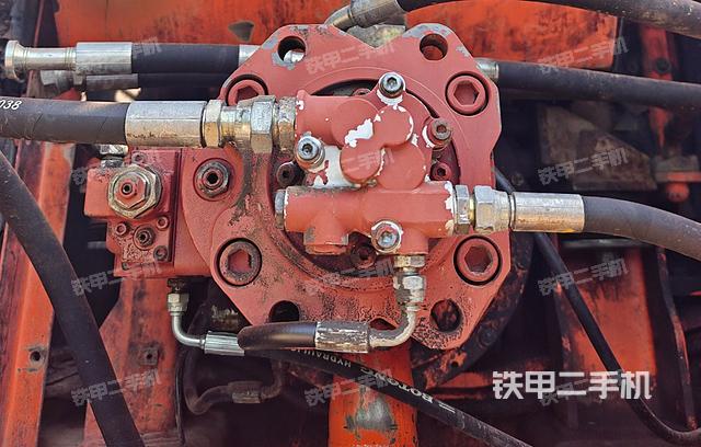 液壓泵艙室正面整體(整機外觀) 液壓泵艙室正面整體(整機外觀)