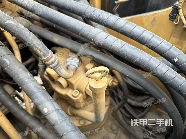 回转马达和主控阀(整机外观) 回转马达和主控阀(整机外观)