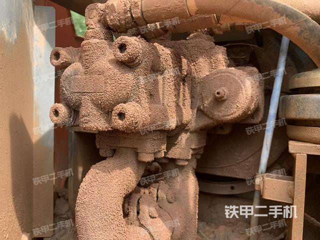 液壓泵艙室正面整體(整機外觀) 液壓泵艙室正面整體(整機外觀)