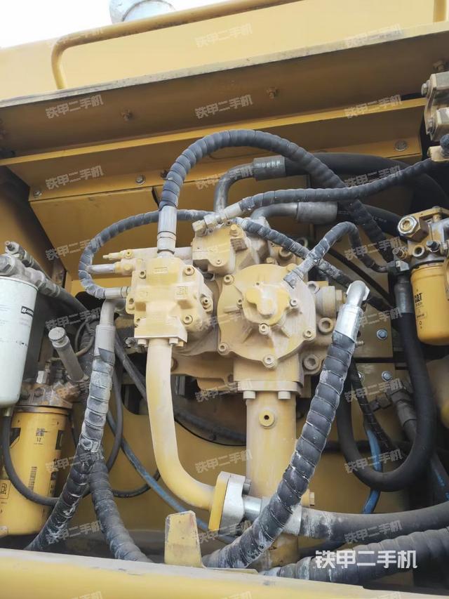 液压泵舱室正面整体(整机外观) 液压泵舱室正面整体(整机外观)