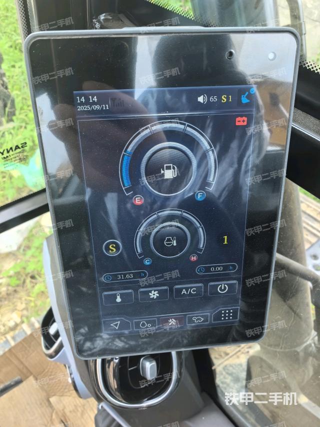 駕駛室整體（整機外觀）