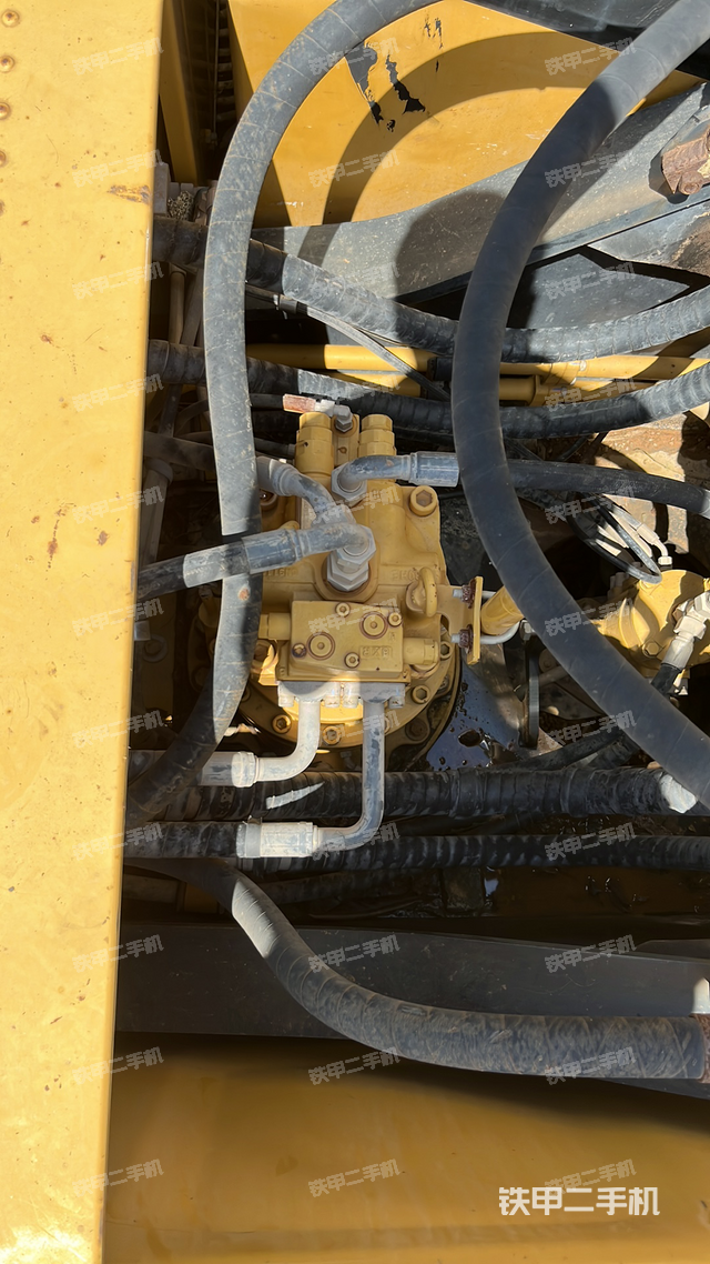 回轉馬達和主控閥(整機外觀) 回轉馬達和主控閥(整機外觀)