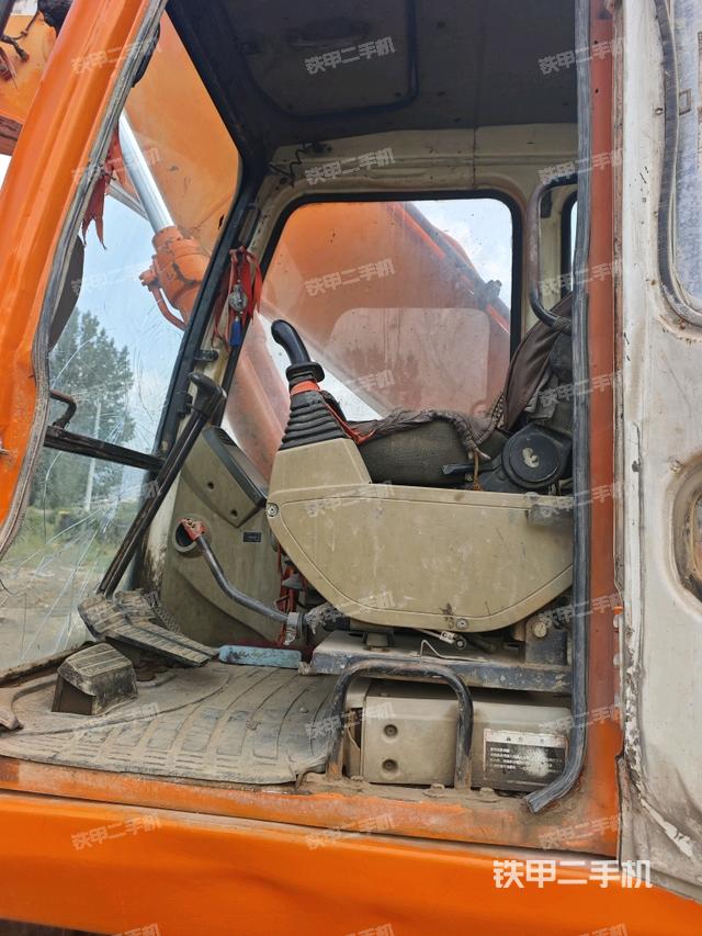 駕駛室整體(整機(jī)外觀) 駕駛室整體(整機(jī)外觀)