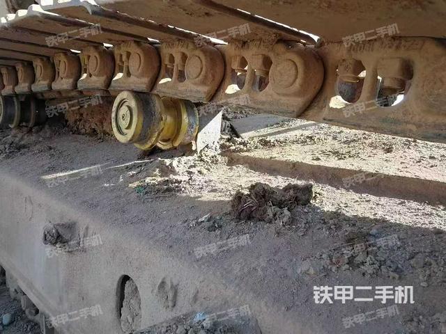 單側(cè)履帶整體(整機(jī)外觀) 單側(cè)履帶整體(整機(jī)外觀)