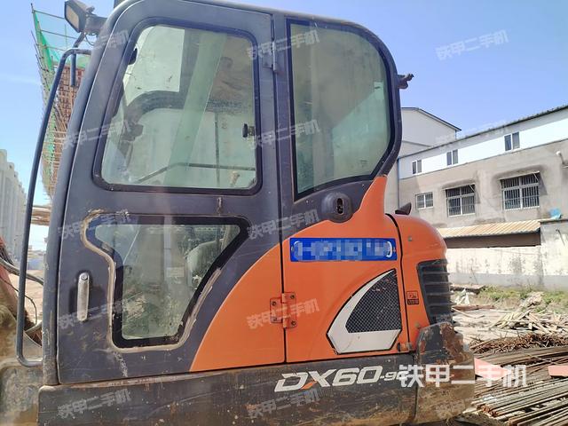 驾驶室整体(整机外观) 驾驶室整体(整机外观)