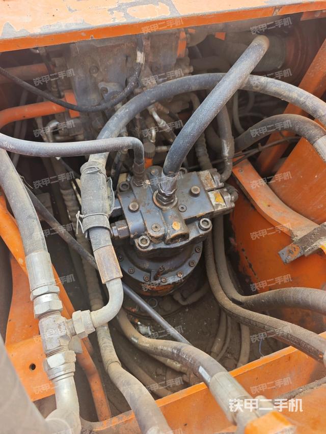 回轉(zhuǎn)馬達(dá)和主控閥(整機(jī)外觀) 回轉(zhuǎn)馬達(dá)和主控閥(整機(jī)外觀)