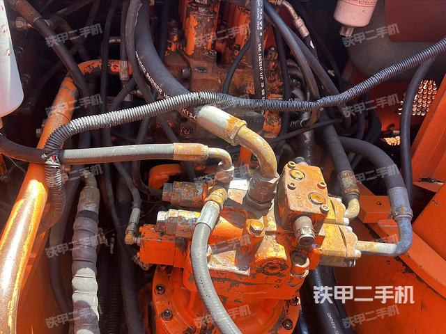 回轉(zhuǎn)馬達(dá)和主控閥(整機(jī)外觀) 回轉(zhuǎn)馬達(dá)和主控閥(整機(jī)外觀)