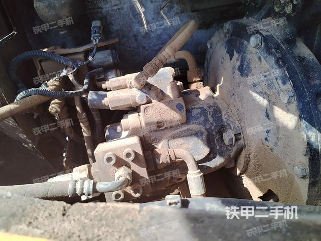液壓泵艙室正面整體(整機外觀) 液壓泵艙室正面整體(整機外觀)